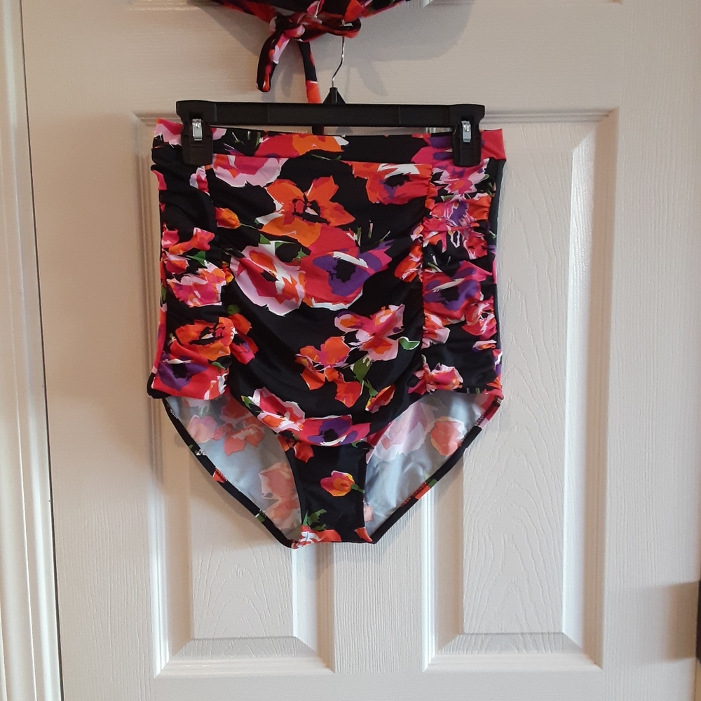 Ladies 2 piece swimsuit size 12. - Picture 2 of 4